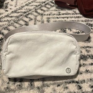 Lululemon Everywhere belt bag